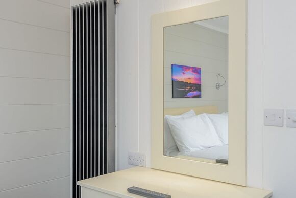 Alverstone - Woodside Bay Lodge Retreat, Wootton Bridge, Nr Cowes