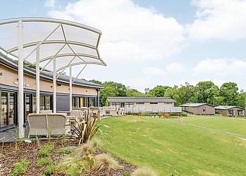 Alfresco dining at adjoining Woodside Bay Lodge Retreat