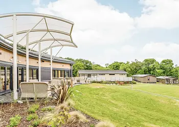 Alfresco dining at adjoining Woodside Bay Lodge Retreat