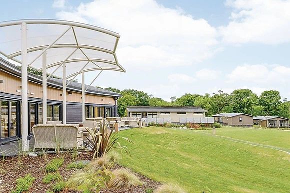 Alfresco dining at adjoining Woodside Bay Lodge Retreat