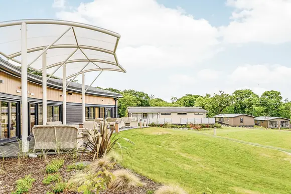 Alfresco dining at adjoining Woodside Bay Lodge Retreat