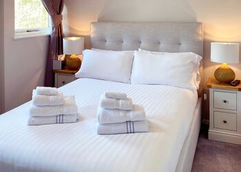 Cuckoo - Yare View Holiday Cottages, Brundall, Norwich