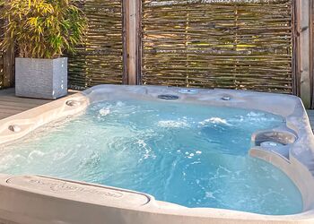 Nightingale - Yare View Holiday Cottages, Brundall, Norwich