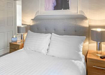 Nightingale - Yare View Holiday Cottages, Brundall, Norwich