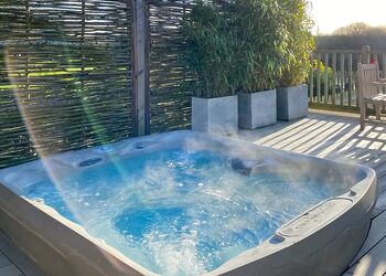 Woodpecker - Yare View Holiday Cottages, Brundall, Norwich