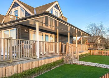 Woodpecker - Yare View Holiday Cottages, Brundall, Norwich