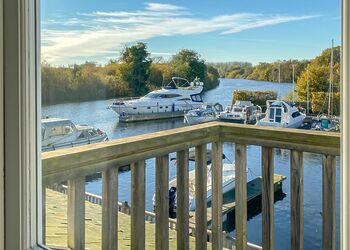 Woodpecker - Yare View Holiday Cottages, Brundall, Norwich