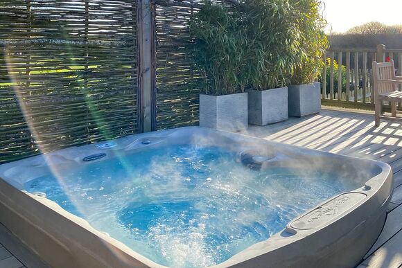 Woodpecker - Yare View Holiday Cottages, Brundall, Norwich