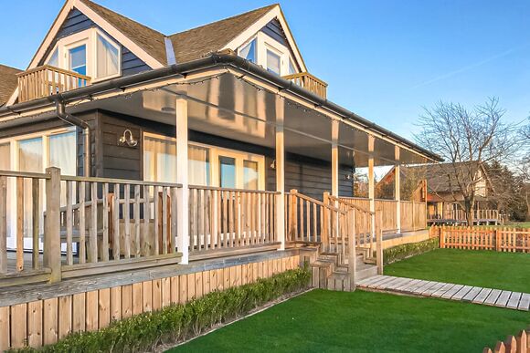 Woodpecker - Yare View Holiday Cottages, Brundall, Norwich