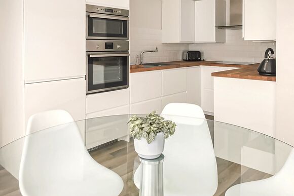 Woodpecker - Yare View Holiday Cottages, Brundall, Norwich