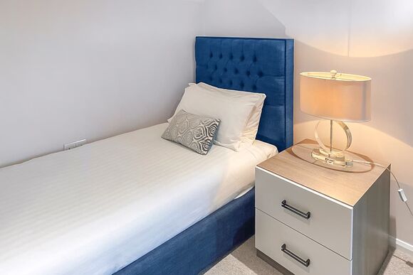 Woodpecker - Yare View Holiday Cottages, Brundall, Norwich