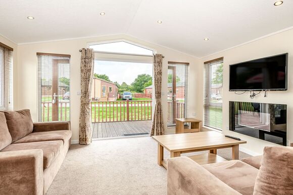 Lake Side Field LS11 - Yaxham Waters, Yaxham, Dereham