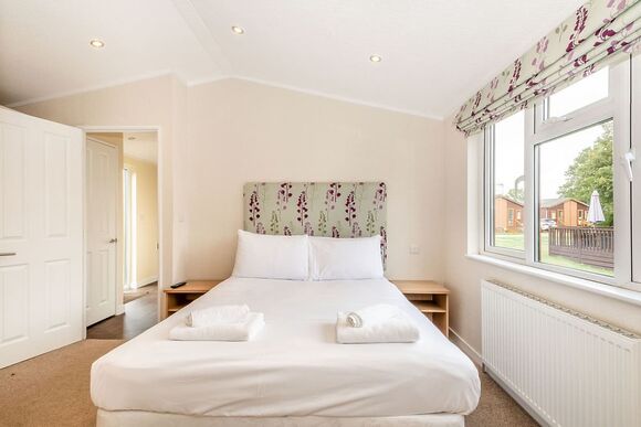 Lake Side Field LS11 - Yaxham Waters, Yaxham, Dereham