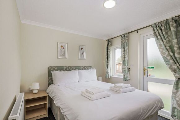 Lake Side Field LS5B - Yaxham Waters, Yaxham, Dereham