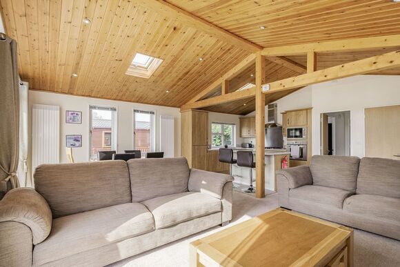 Lake Side Field LS12 - Yaxham Waters, Yaxham, Dereham