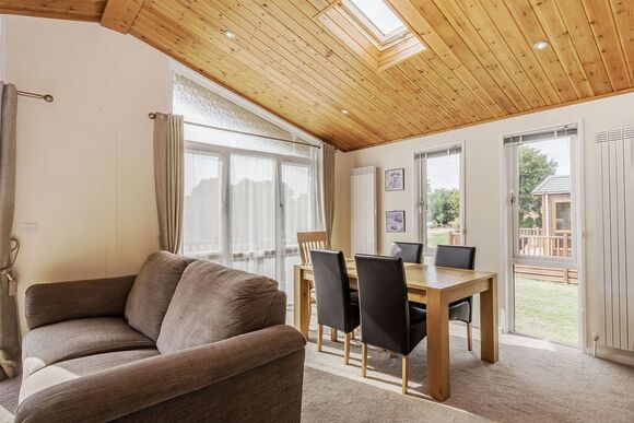 Lake Side Field LS12 - Yaxham Waters, Yaxham, Dereham