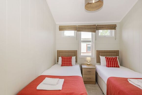 Meadow Field MF4 - Yaxham Waters, Yaxham, Dereham