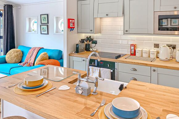 Floating Lodge - York Marina, Naburn, York