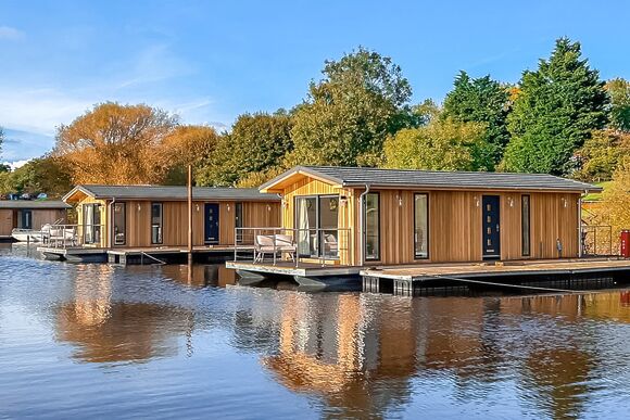 Deluxe Floating Lodge - York Marina, Naburn, York