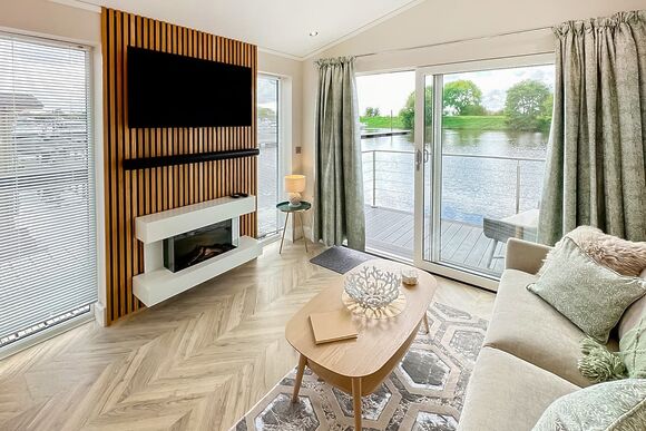 Deluxe Floating Lodge - York Marina, Naburn, York