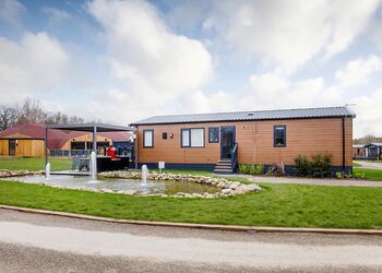 The PheasantHot Tub (Pet) - Yorkshire Spa Retreat, York