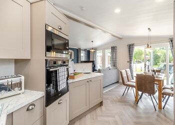 The PheasantHot Tub (Pet) - Yorkshire Spa Retreat, York