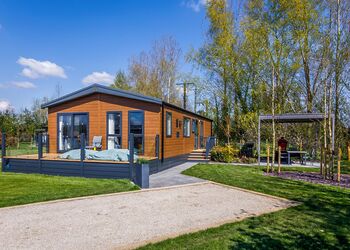 The WhiteswanHot Tub (Pet) - Yorkshire Spa Retreat, York