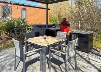 The WhiteswanHot Tub (Pet) - Yorkshire Spa Retreat, York