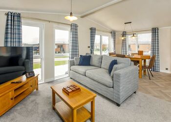 The WhiteswanHot Tub (Pet) - Yorkshire Spa Retreat, York