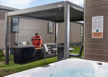 The BlacksmithsHot Tub (Pet) - Yorkshire Spa Retreat, York