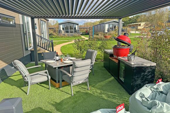 The Brambles Hot Tub (Pet) - Yorkshire Spa Retreat, York