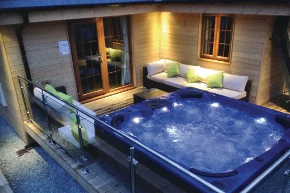 Typical Cedar Wood Executive - Artro Lodges, Llanbedr, Gwynedd