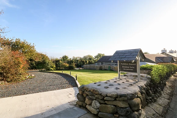 Celyn at Tyddyn Sianel