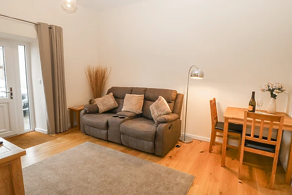 Derw at Tyddyn Sianel