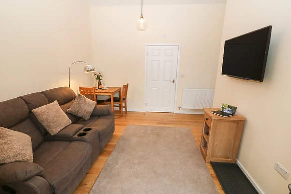 Derw at Tyddyn Sianel