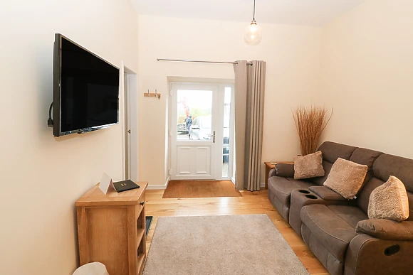 Derw at Tyddyn Sianel