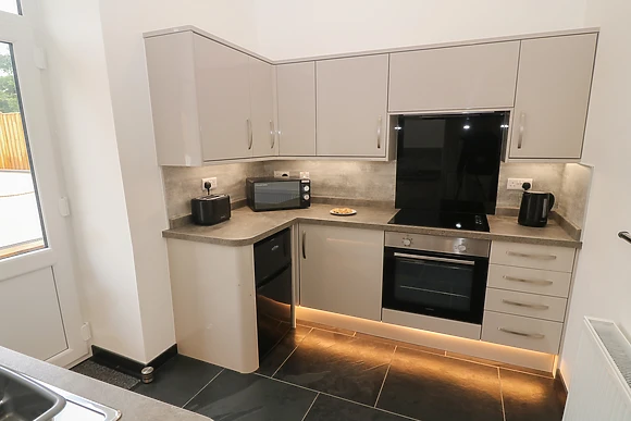 Derw at Tyddyn Sianel