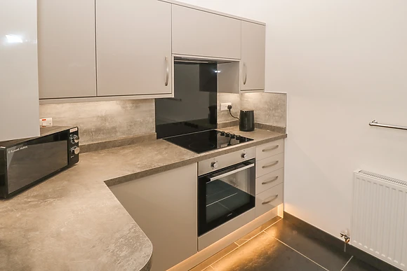 Derw at Tyddyn Sianel