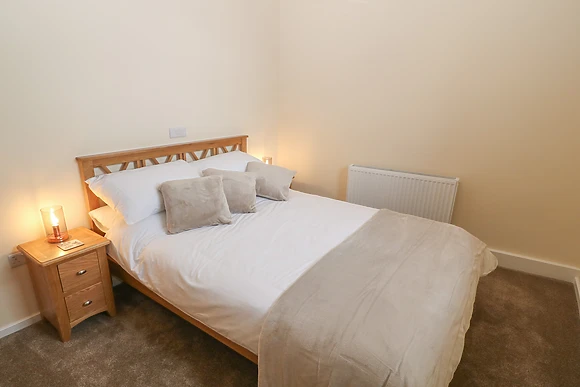 Derw at Tyddyn Sianel