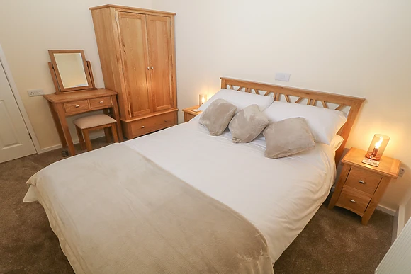 Derw at Tyddyn Sianel