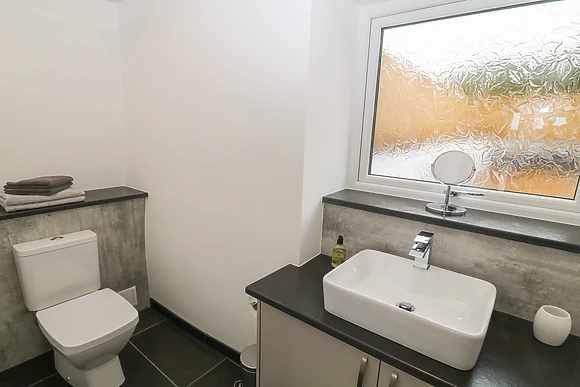 Derw at Tyddyn Sianel