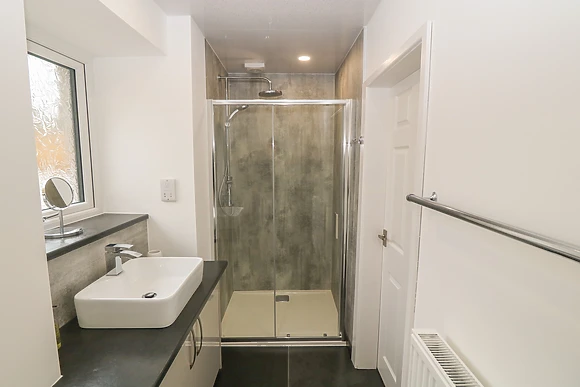 Derw at Tyddyn Sianel