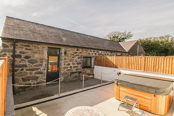 Derw at Tyddyn Sianel