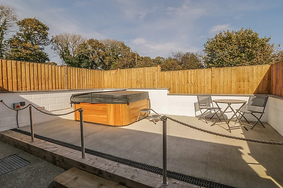 Derw at Tyddyn Sianel