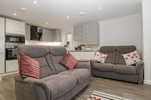 Flat 2, 38 Preston Road