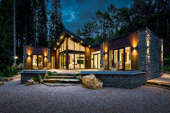 Heilan Roo is a woodland lodge with a wood-fired hot tub near Pitlochry
