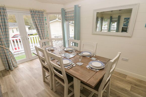Cwtch Lodge 42