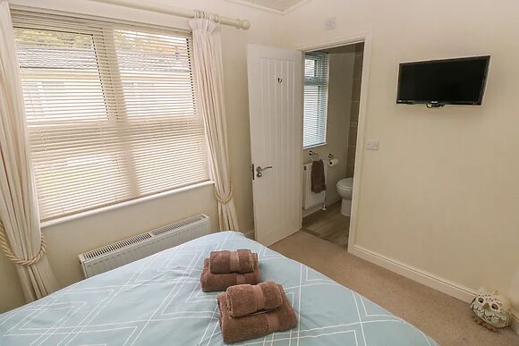 Cwtch Lodge 42