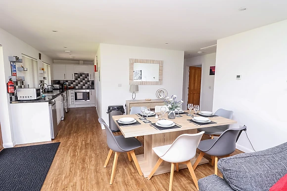 No.6 at Sunset Lodge