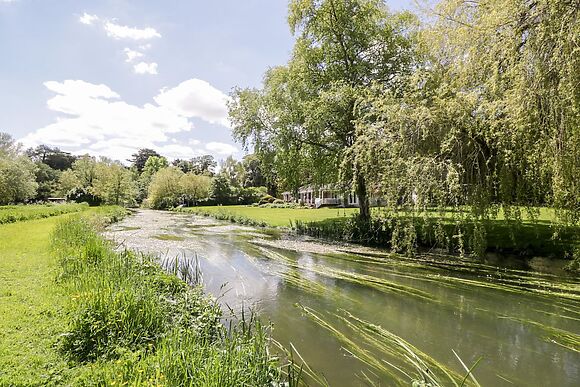 The River House. Avon Valley. Stonehenge (with Fishing)